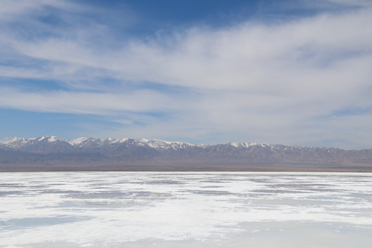 盐湖雪山