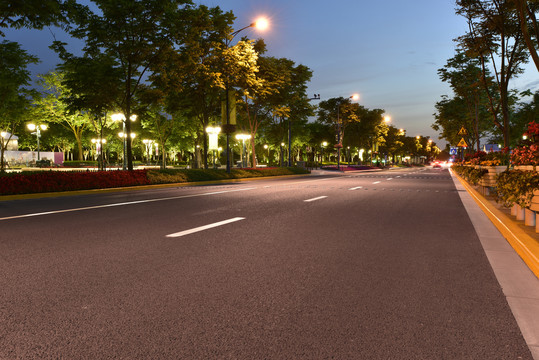黃昏時分的公路