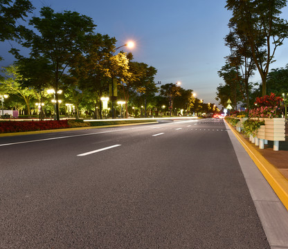 黃昏時分的公路