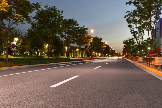 傍晚時分的公路