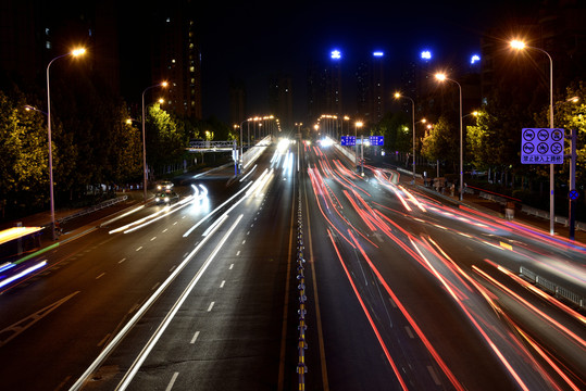 城市道路夜景图