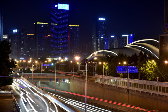 城市道路夜景图