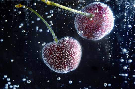 水中的大红樱桃