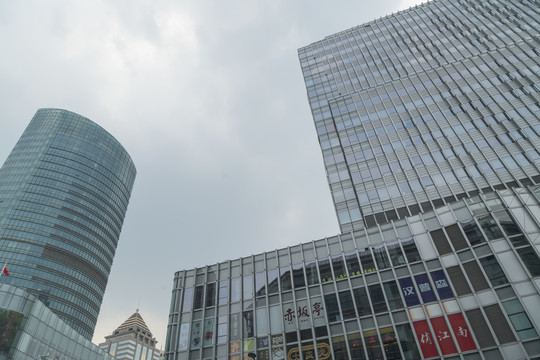 仰拍上海建筑背景