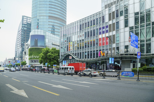 仰拍上海建筑背景