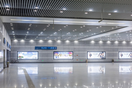 青岛地铁站大厅内景