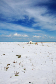 青海湖蓝天雪景