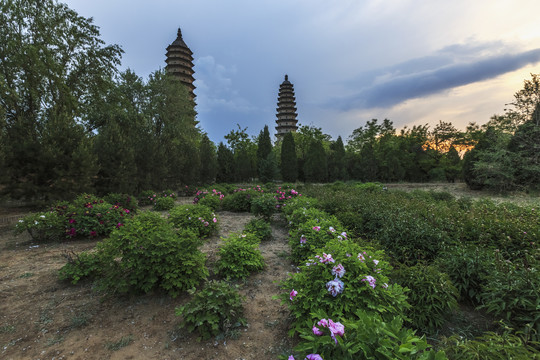 中国山西太原永祚寺双塔风光