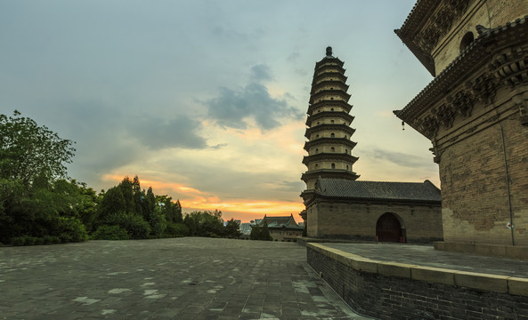 中国山西太原永祚寺双塔风光