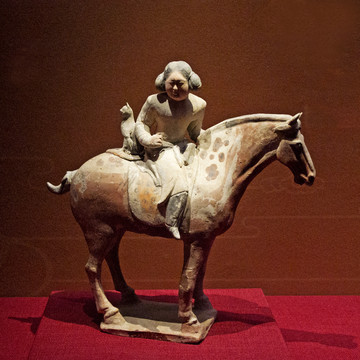 彩绘骑马带猞猁狩猎女俑
