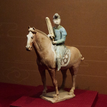 唐代彩绘骑马弹箜篌女俑