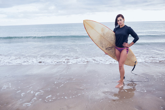 海滩上一个带冲浪板的女人