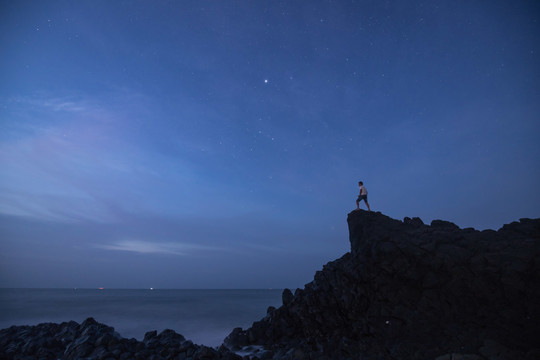 漳州火山地质公园夜晚星空与背影