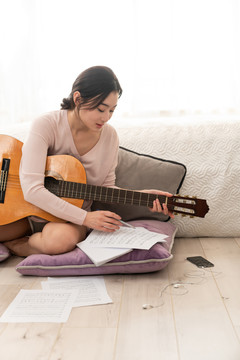 年轻女子弹吉他