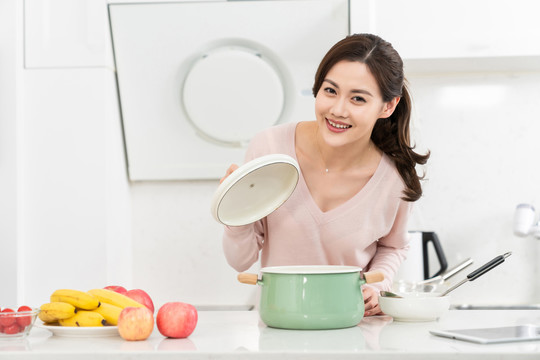 年轻女子在厨房做饭