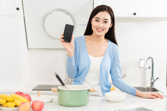 年轻女子在厨房做饭