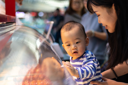 母子二人购买糖葫芦