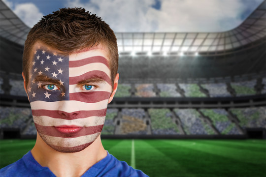 美国球迷在聚光灯下的脸漆合成图