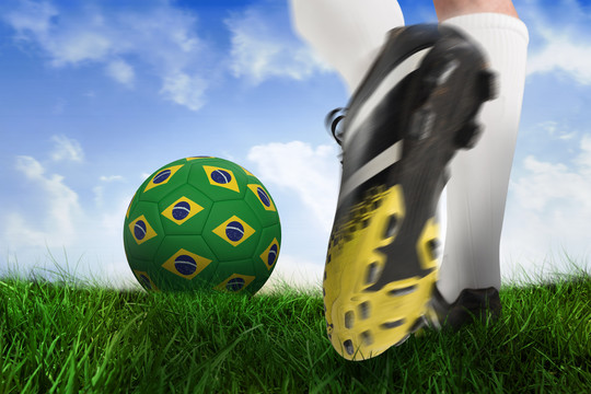 足球靴将巴西球踢向草地