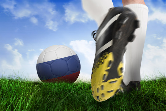 足球鞋把俄罗斯球踢向草地
