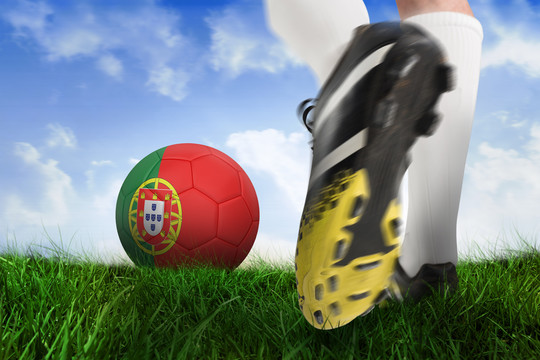 足球靴将葡萄牙球踢向草地