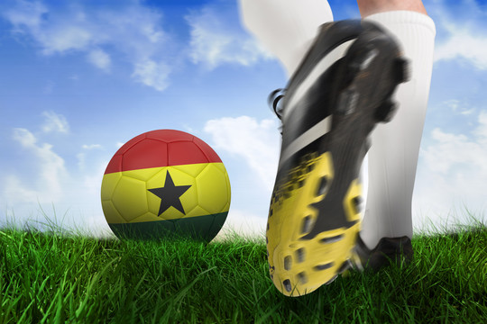 足球鞋把加纳球踢向草地