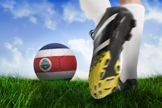 足球靴把哥斯达黎加球踢向草地