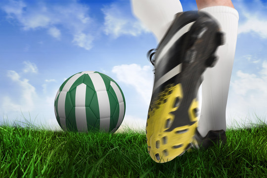 足球鞋把尼日利亚球踢向草地