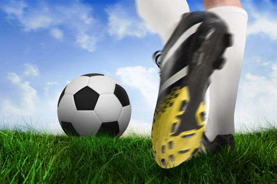 足球靴草地上踢球