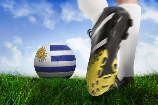 足球靴将乌拉圭球踢向草地