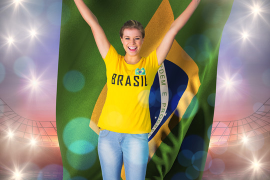 兴奋的巴西球迷举着巴西国旗