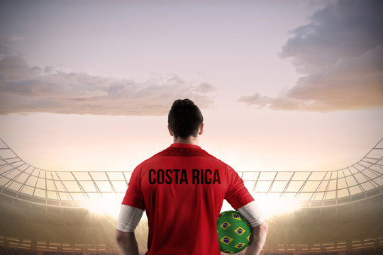 哥斯达黎加足球运动员拿着球
