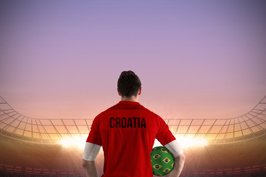 克罗地亚足球运动员在足球场持球