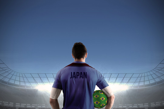 日本足球运动员站在足球馆