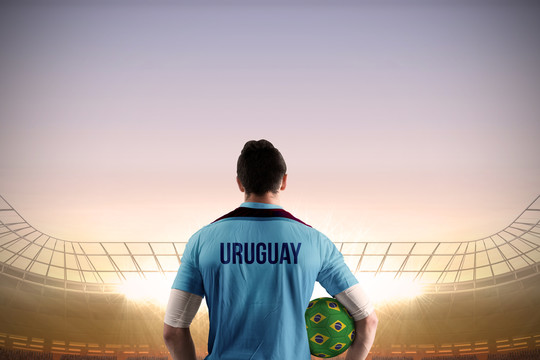 乌拉圭足球运动员在足球场持球