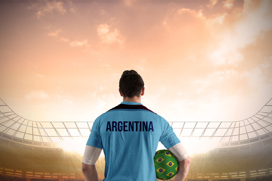 阿根廷足球运动员在足球场持球