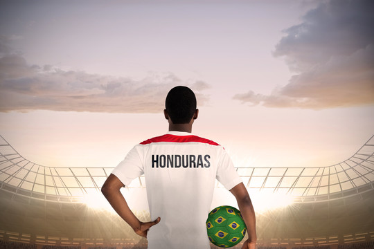 洪都拉斯足球运动员面对足球场