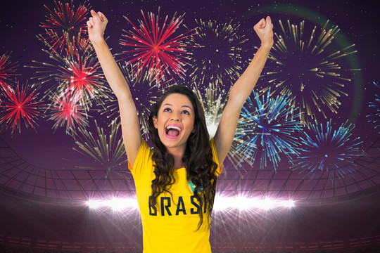 巴西球迷在足球场上空燃放烟花