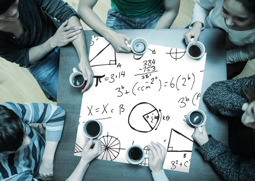 人们围喝咖啡纸上画着数学方程式