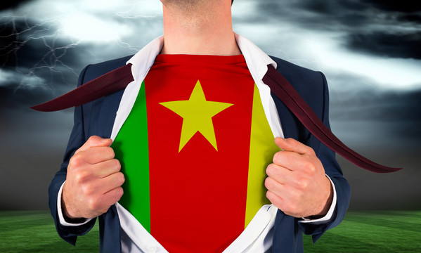 商人打开衬衫展示喀麦隆国旗