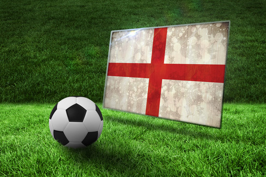 草地上黑白足球与英格兰国旗