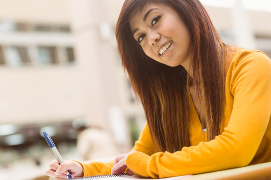 女大学生在户外食堂做作业