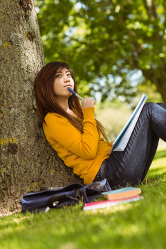 女大学生在公园里看书