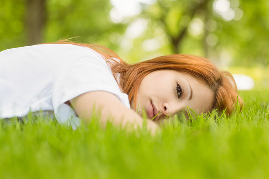 躺在草地上的美女