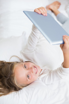 快乐的母女在床上用笔记本电脑