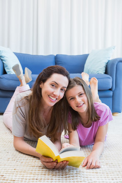 妈妈和女儿在客厅的家里看书