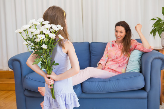 女儿和母亲在客厅里带着花