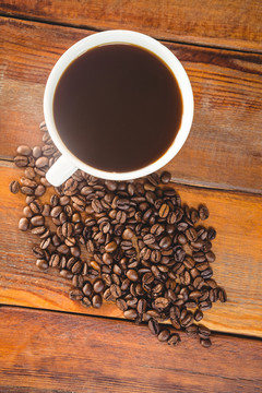 咖啡豆和黑咖啡的特写