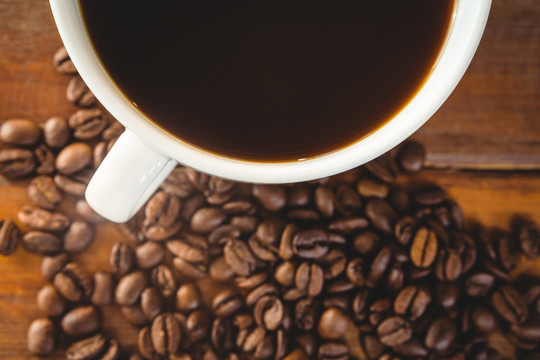 咖啡豆和黑咖啡的特写