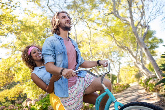 公园里骑自行车的快乐夫妇